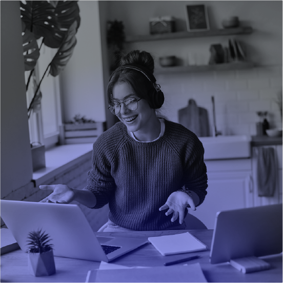 Colaboradora trabajando con notebook corporativa